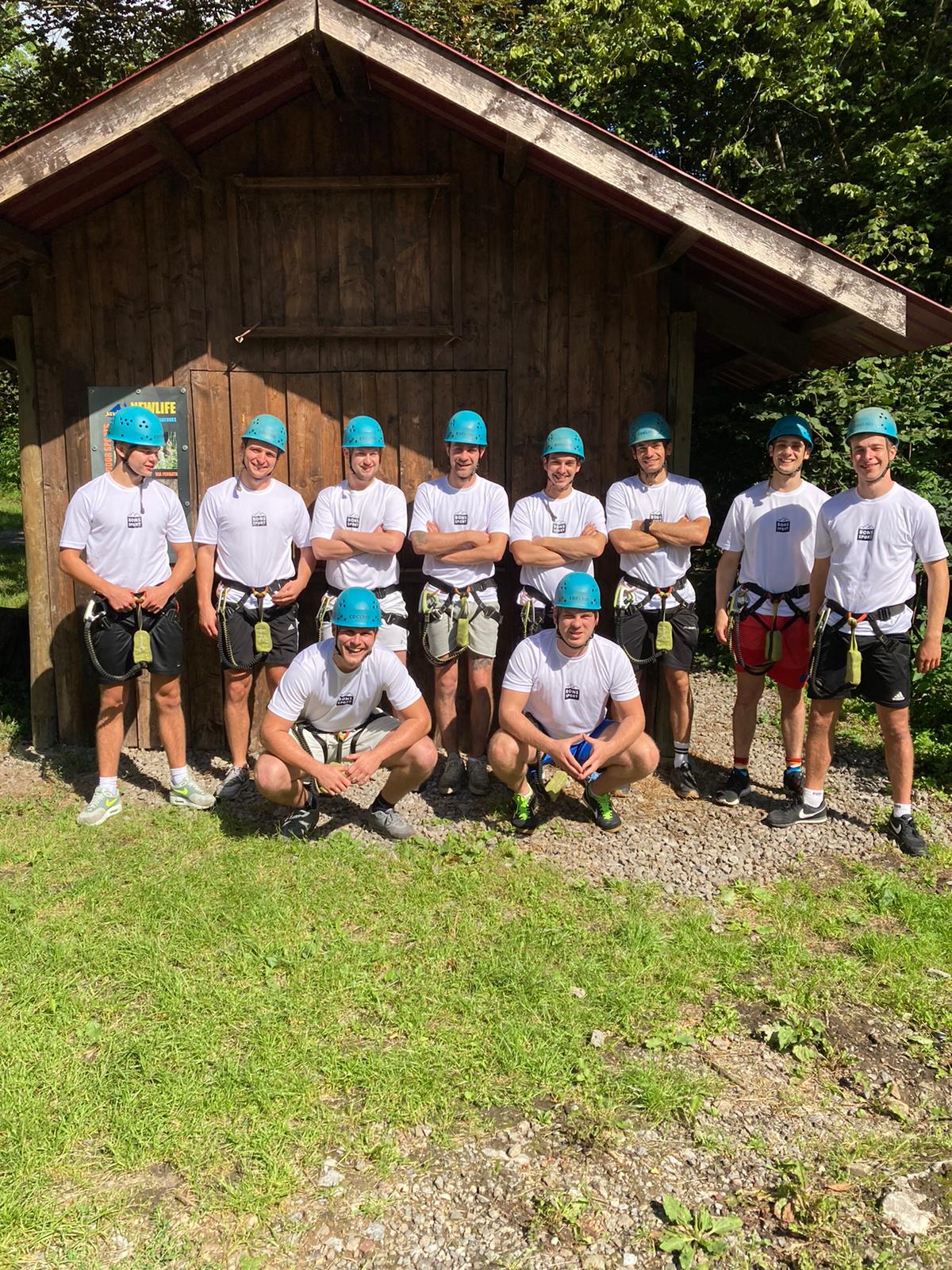 Groep jongens in de Ardennen Groep jongens voor een hut